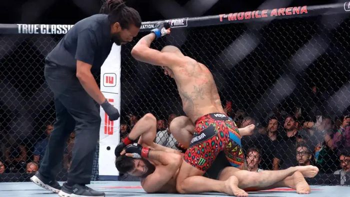 Перейра нокаутом у 1 раунді знищив росіянина й повернув титул чемпіона UFC – ВІДЕО