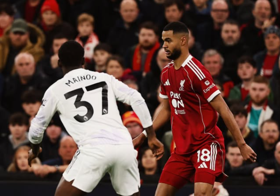 Ливерпуль проиграл МЮ и отпустил в отрыв Арсенал – джокер едва не спас Слота, а Гакпо надо к Кополовцу