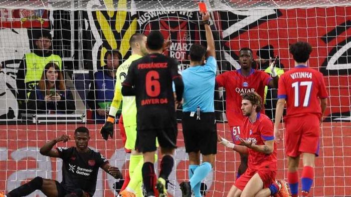 Трагедія Забарного з вилученням та двома пенальті у відеоогляді матчу ЛЧ Байєр – ПСЖ – 2:7