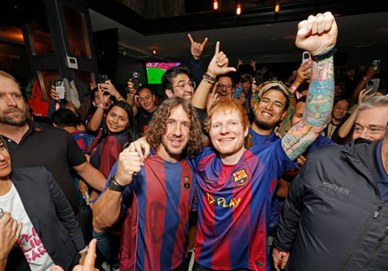 Ед Ширан дивився Ель Класіко в компанії легенди Барселони – каталонці програли у формі з символікою співака (ВІДЕО)