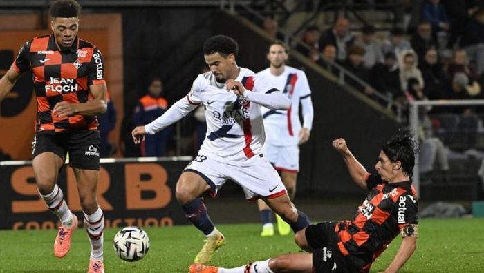 ПСЖ сенсационно потерял очки на поле новичка – Забарный провалился во время гола и получил первую желтую во Франции ПСЖ сенсационно потерял очки на поле новичка – Забарный провалился во время гола и получил первую желтую во Франции