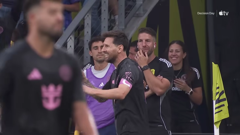 Ліонель Мессі святкує гол / Скріншот