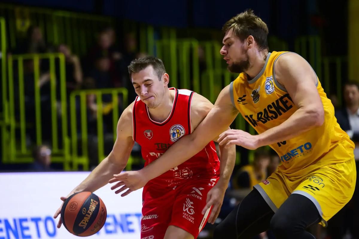 Максим Сандул (праворуч) у матчі проти БК Рівне / Фото ФБУ Максим Сандул (праворуч) у матчі проти БК Рівне / Фото ФБУ