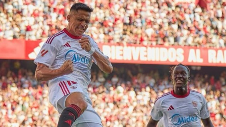 Алексис Санчес (слева) в матче против Барселоны / Фото instagram.com/sevillafc/ Алексис Санчес (слева) в матче против Барселоны / Фото instagram.com/sevillafc/