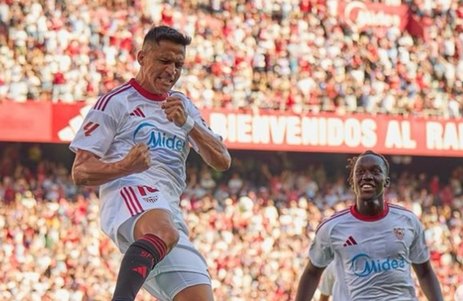 Алексис Санчес (слева) в матче против Барселоны / Фото instagram.com/sevillafc/