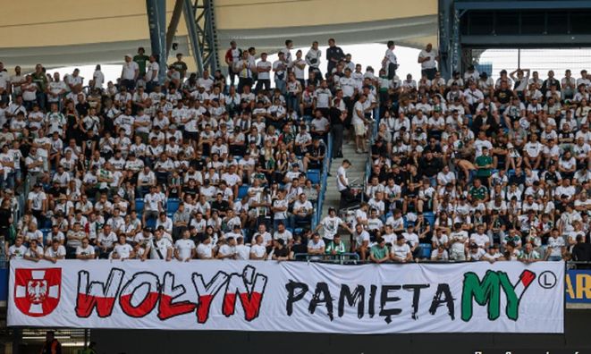 Фаны Легии устроили провокацию перед матчем с Шахтером –принесли баннер о Волынской трагедии и угрожают бойкотом