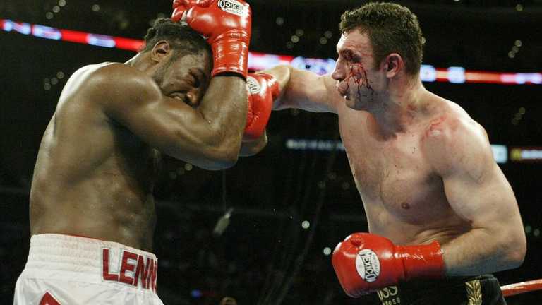 Леннокс Льюїс (ліворуч) у бою проти Віталія Кличка / Фото Getty Images Леннокс Льюїс (ліворуч) у бою проти Віталія Кличка / Фото Getty Images