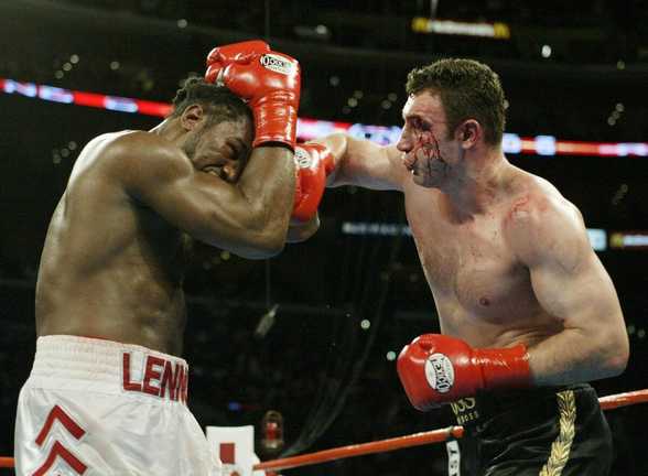 Леннокс Льюїс (ліворуч) у бою проти Віталія Кличка / Фото Getty Images