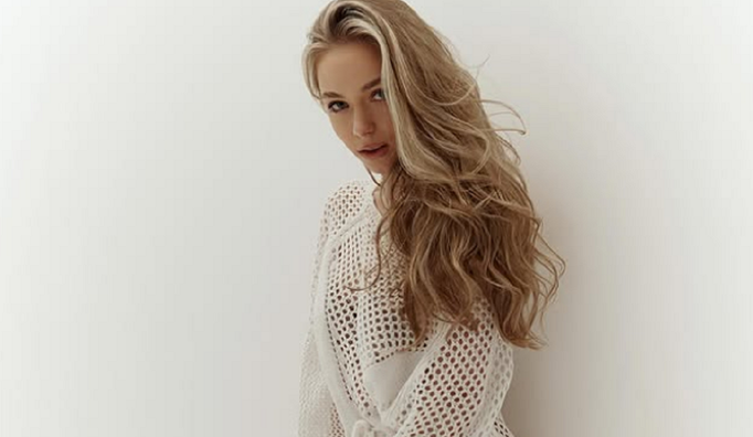 Ведуча Вереса розвела пристрасть поза ефіром – у відвертій сукні показала ідеальну фігуру