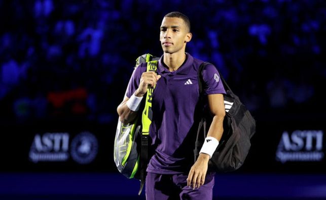 Підсумковий турнір АТР: Оже Аліассім у драматичній боротьбі зробив камбек проти Шелтона і зберіг шанси на півфінал