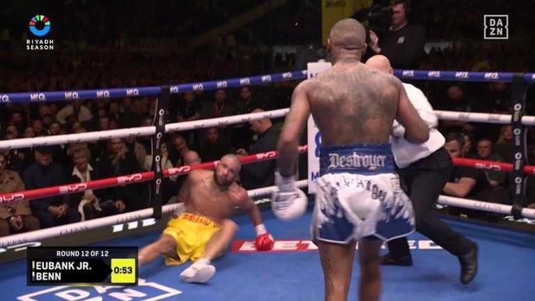 Юбенк в нокдауні / Скріншот Юбенк в нокдауні / Скріншот