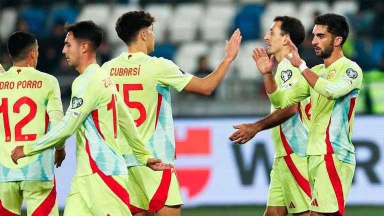 Сборная Испании празднует разгромную победу над Грузией / GIORGI ARJEVANIDZE/AFP via Getty Images Сборная Испании празднует разгромную победу над Грузией / GIORGI ARJEVANIDZE/AFP via Getty Images