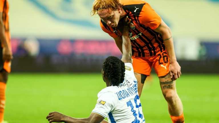 Шола Огундана проти Юхима Коноплі / фото: ФК Динамо Шола Огундана проти Юхима Коноплі / фото: ФК Динамо