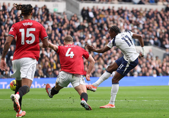 МЮ на останній хвилині вирвав у Тоттенхема нічию та тимчасово наблизився до зони ЛЧ