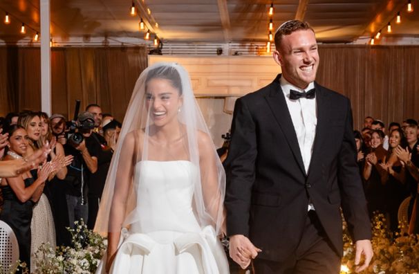 Воротар Баварії відгуляв весілля з чарівною співачкою, яка перемагала Україну на Євробаченні – щемливі кадри