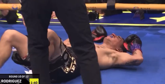 Непереможний боксер знищив суперника брутальним нокаутом, здобувши третій чемпіонський титул (ВІДЕО) 