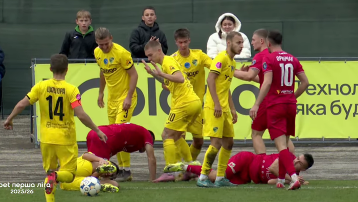 Историческое дерби в украинском футболе: Прикарпатье обыграло сенсацию в матче с дракой и спорным пенальти Историческое дерби в украинском футболе: Прикарпатье обыграло сенсацию в матче с дракой и спорным пенальти