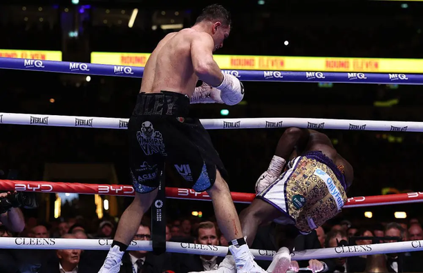 Відомий боксер ледь не вбив суперника брутальним нокаутом, викинувши його з рингу (ВІДЕО)