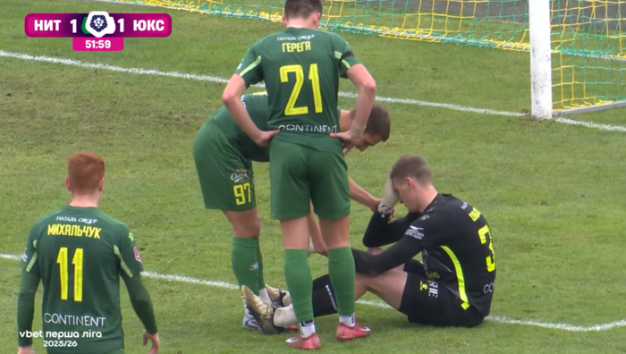 Клуб легенди Шахтаря зазнав розгрому 1:4 в Першій лізі – воротар отримав курйозну червону (ВІДЕО) Клуб легенди Шахтаря зазнав розгрому 1:4 в Першій лізі – воротар отримав курйозну червону (ВІДЕО)
