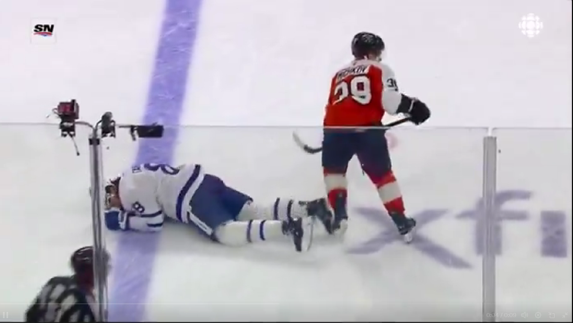 Крис Танэв лежит после столкновения / Скриншот