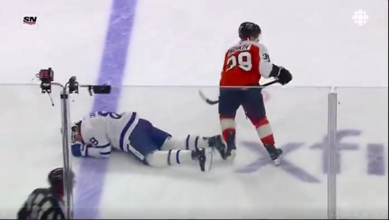 Кріс Танев лежить після зіткнення / Скріншот Кріс Танев лежить після зіткнення / Скріншот