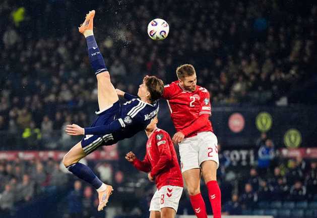 Гол Мактоміная у ворота Данії / Фото The Guardian
