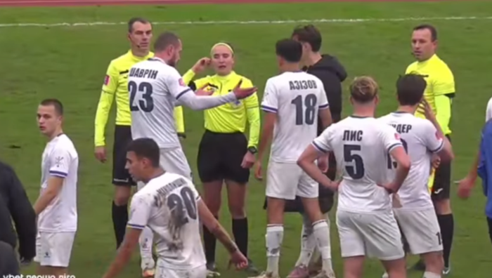 Матч Першої ліги завершився скандалом: гравці накинулись на арбітриню і влаштували бійку Матч Першої ліги завершився скандалом: гравці накинулись на арбітриню і влаштували бійку