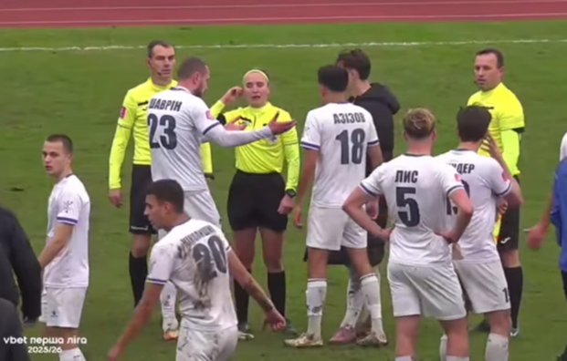 Матч Першої ліги завершився скандалом: гравці накинулись на арбітриню і влаштували бійку