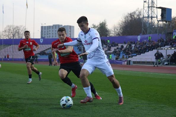 Карпати несподівано обіграли ЛНЗ у матчі УПЛ, який тричі переривали через повітряні тривоги   