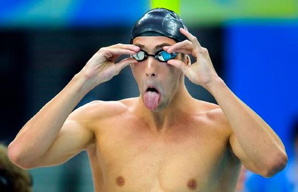 Найуспішніший олімпійський чемпіон всіх часів потрапив у халепу через надто тісні обійми з моделлю (ВІДЕО)