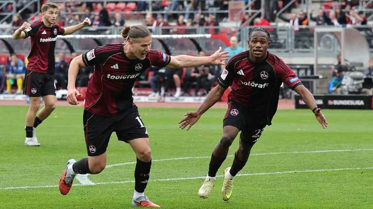 Артем Степанов (слева) / ФК Нюрнберг