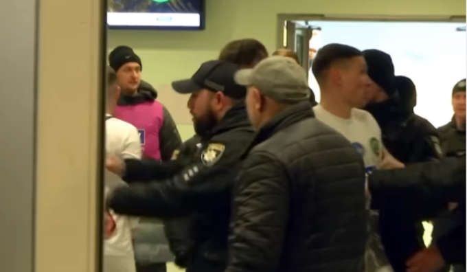 Игроки Руха и Полесья устроили драку после матча – пришлось вмешиваться полиции, известна причина (ВИДЕО)