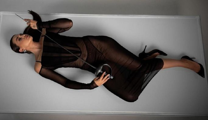 Українська олімпійська чемпіонка показала ідеальну фігуру в зимовому морі – вона не вперше розриває мережу (ВІДЕО)  