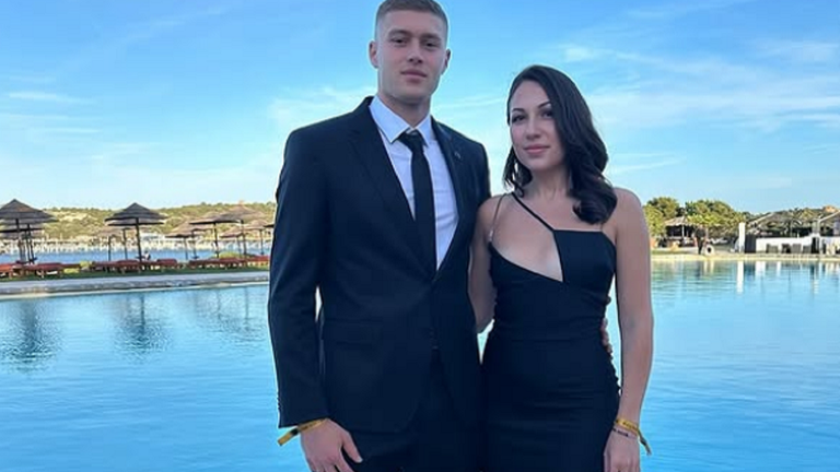 Артем Довбик с женой / Инстаграм Артем Довбик с женой / Инстаграм