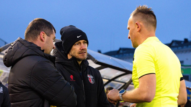 Бартулович и Шандрук с арбитром / Фото ФК Верес Бартулович и Шандрук с арбитром / Фото ФК Верес