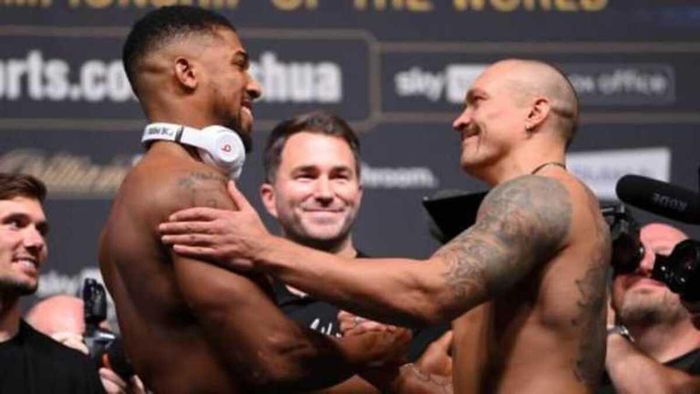 Усик вручив Джошуа неймовірний подарунок від українських військових (ВІДЕО)