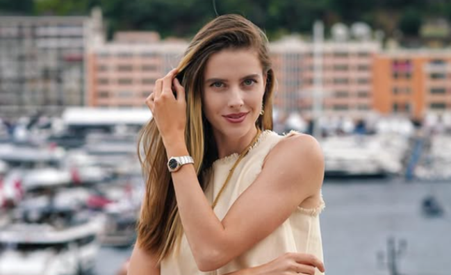 Магучих показалась на берегу моря и по-философски встретила зиму – фото красавицы