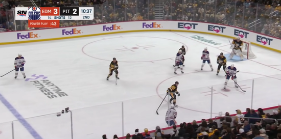 НХЛ: Макдевід оформив дубль та здолав Кросбі, Овєчкін знову розгромно програв