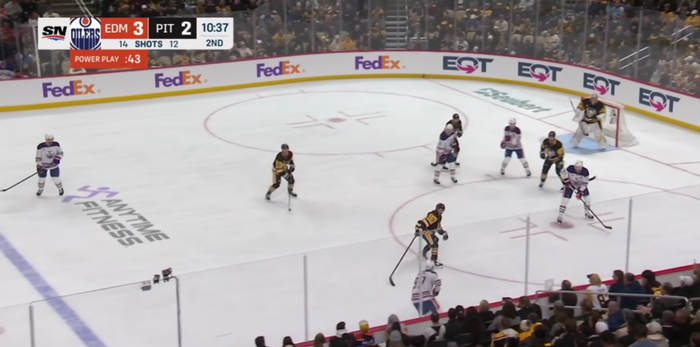 НХЛ: Макдэвид оформил дубль и одолел Кросби, Овечкин снова разгромно проиграл