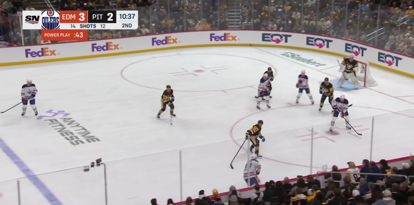 НХЛ: Макдевід оформив дубль та здолав Кросбі, Овєчкін знову розгромно програв