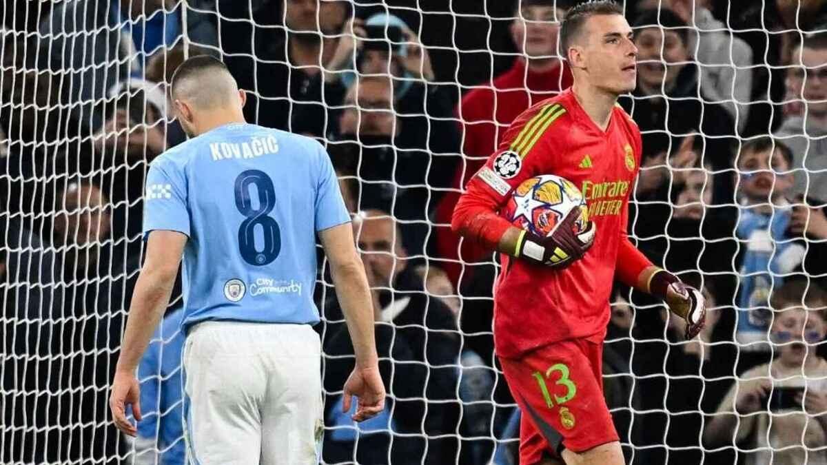 Лунін проти Ман Сіті / Фото PAUL ELLIS/AFP via Getty Images