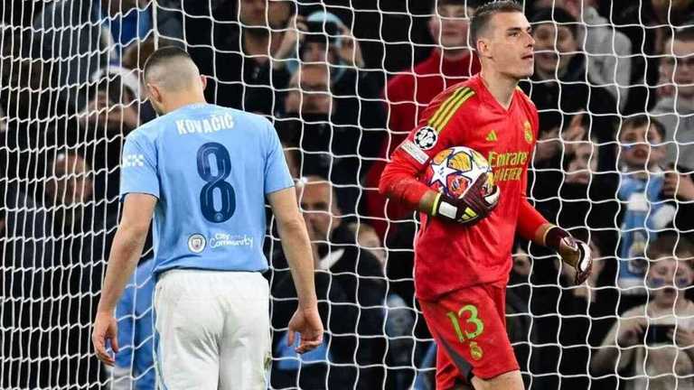 Лунин против Ман Сити / Фото PAUL ELLIS/AFP via Getty Images