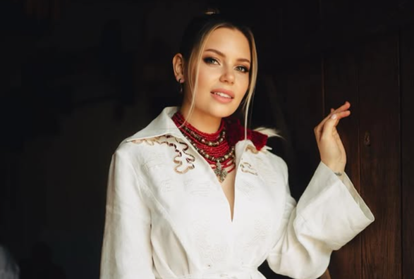 Дружина екс-зірки Динамо оголила ніжки у спекотній фотосесії – фанати у захваті