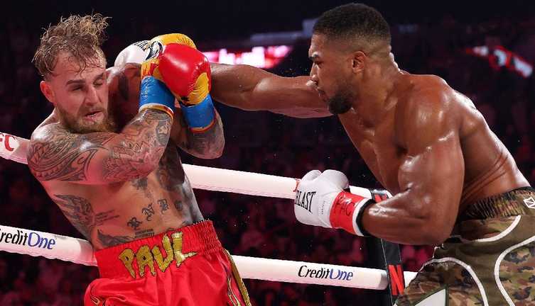 Джошуа атакує Пола / Фото Getty Images