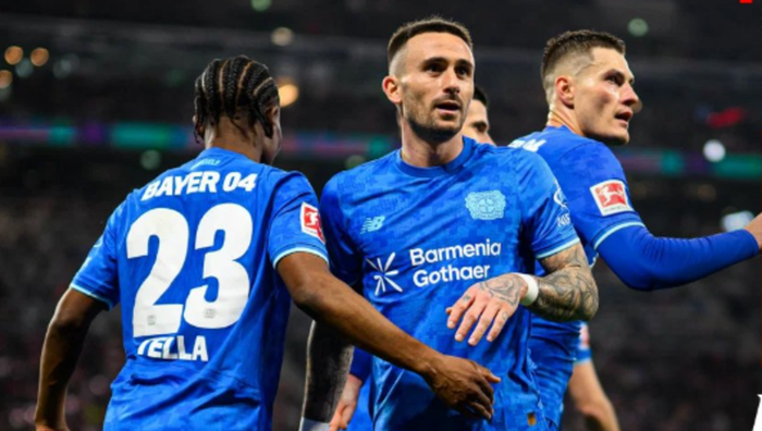 Байер с камбэком за 4 минуты ворвался в топ-3, перестрелка с 7 голами и хет-трик "нового Мюллера" в Бундеслиге Байер с камбэком за 4 минуты ворвался в топ-3, перестрелка с 7 голами и хет-трик "нового Мюллера" в Бундеслиге