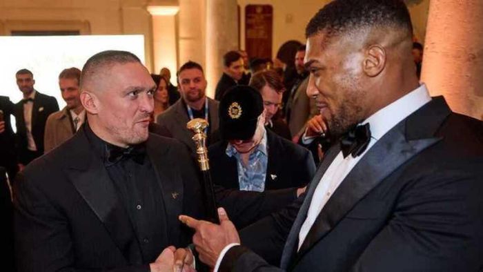 Усик вручив український подарунок Джошуа перед мегафайтом проти Пола (ВІДЕО)