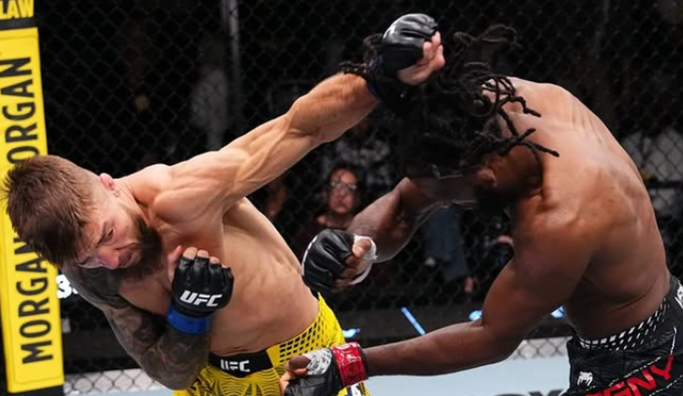 Амосов з швидкої перемоги дебютував в UFC, "задушивши" досвідченого суперника в першому раунді (ВІДЕО)