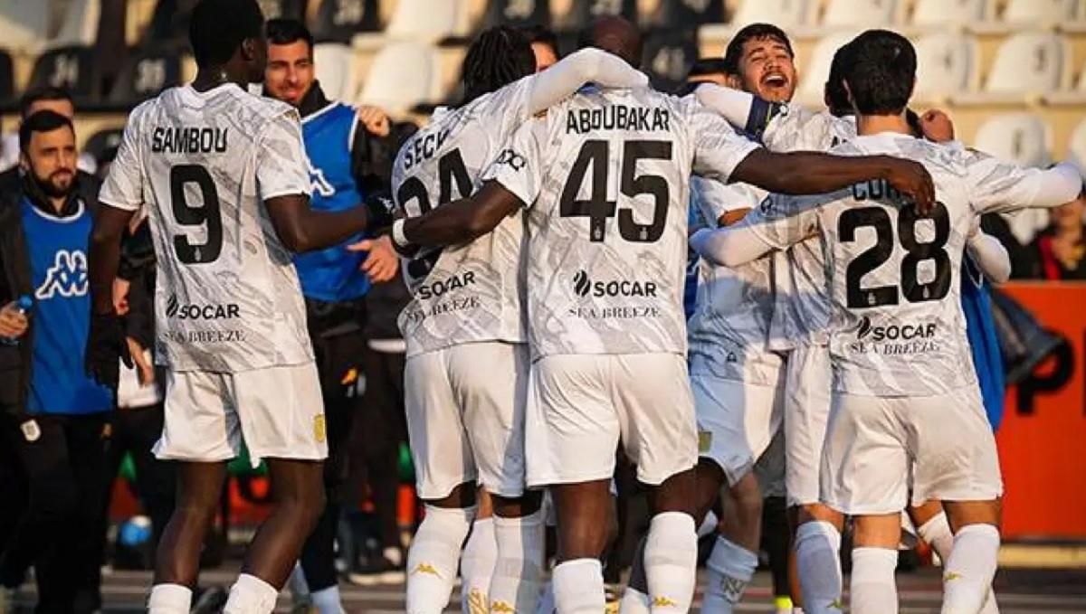 Гравці Нефтчі святкують / Фото клубу