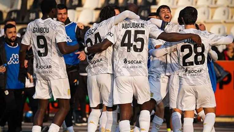 Гравці Нефтчі святкують / Фото клубу