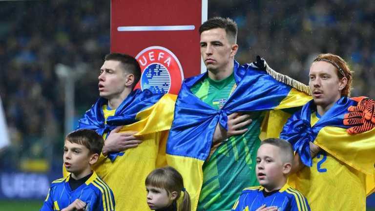 Анатолій Трубін (в центрі) / Фото УАФ Анатолій Трубін (в центрі) / Фото УАФ